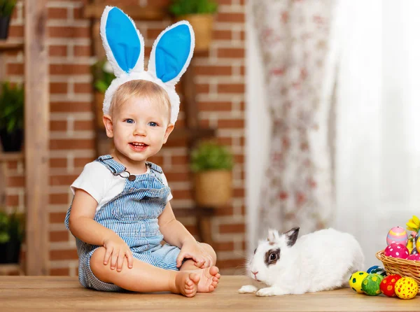 Happy easter! happy funny baby boy playing with bunn — Stock Photo, Image