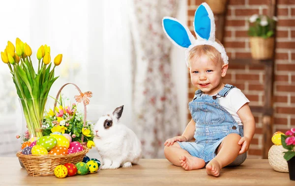 Happy easter! happy funny baby boy playing with bunn — Stock Photo, Image