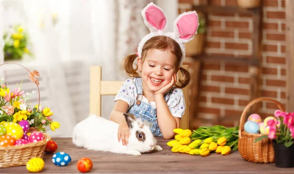 Vrolijk Pasen! Gelukkig grappige kind meisje speelt met paashaas — Stockfoto