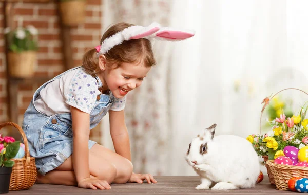 Vrolijk Pasen! Gelukkig grappige kind meisje speelt met paashaas — Stockfoto