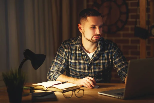 Man aan het werk op de computer thuis 's nachts in het donker — Stockfoto