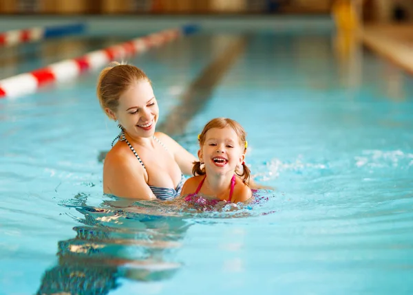 Madre enseña a su hijo a nadar en la piscina — Foto de Stock