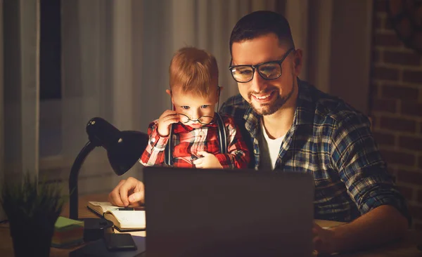 Apa és fia baba munka otthon, a számítógép sötétben — Stock Fotó