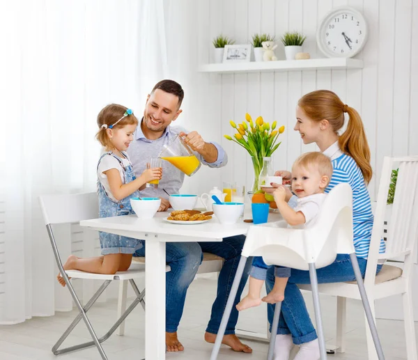 Bonne famille au petit déjeuner — Photo