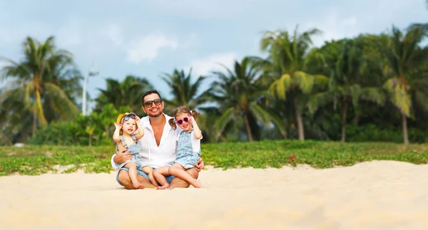 La festa del papà. Papà e bambini giocano insieme all'aperto su un su — Foto Stock