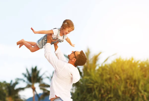 Día del Padre. Papá y su hija jugando juntos al aire libre o —  Fotos de Stock