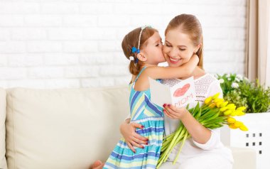 Mutlu anneler günü! Çocuk kızı anneler tebrik ve verir 