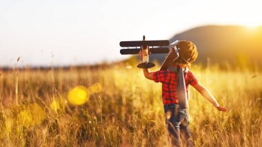 Yaz aylarında seyahat uçak hayalleri ile çocuk pilot pilot 