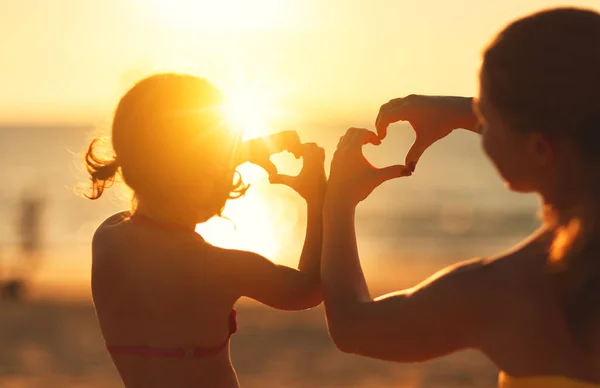 El concepto de amor, paternidad y familia feliz. Madre y chi — Foto de Stock