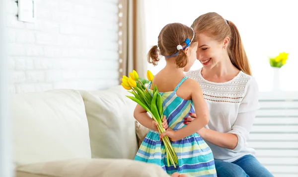 Boldog anyák napja! Gyermek lánya moms gratulál, és ad — Stock Fotó