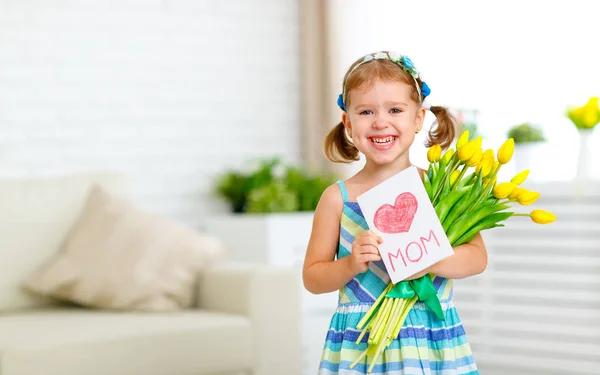 С Днем матери! девушка с открыткой и цветами тюльпаны для мо — стоковое фото