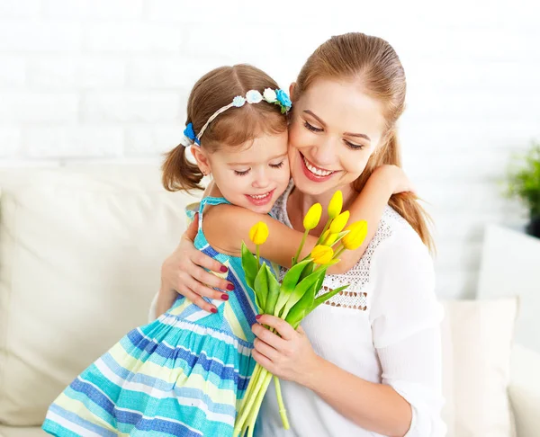 Boldog anyák napja! Gyermek lánya moms gratulál, és ad — Stock Fotó
