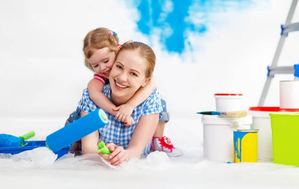 Reparação em apartamento. Família feliz mãe e criança filha dor — Fotografia de Stock