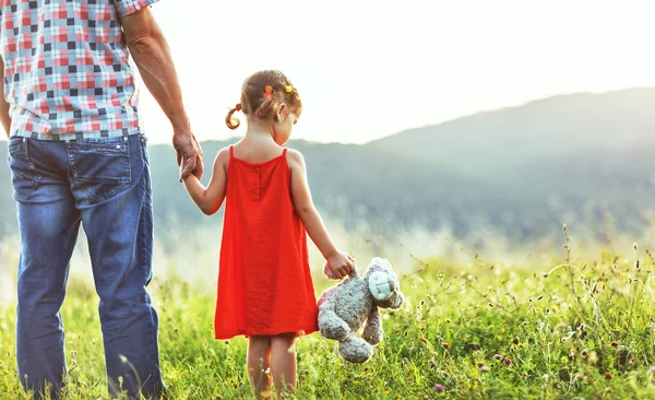 Happy father's day! child girl with dad on nature — Stock Photo, Image