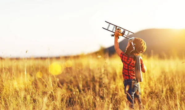 Kinderflieger mit Flugzeug träumt vom Reisen im Sommer — Stockfoto