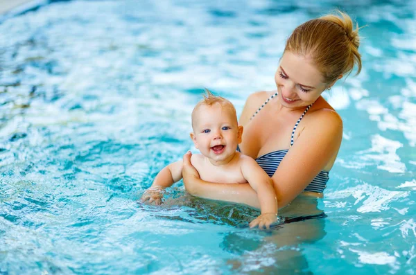 Mamma e bambino nuotano in piscina — Foto Stock