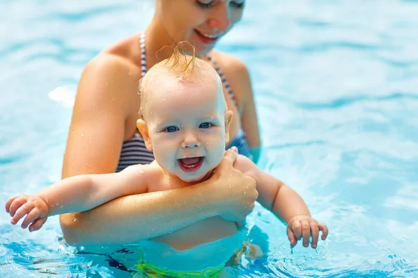 Mãe e bebê nadam na piscina — Fotografia de Stock