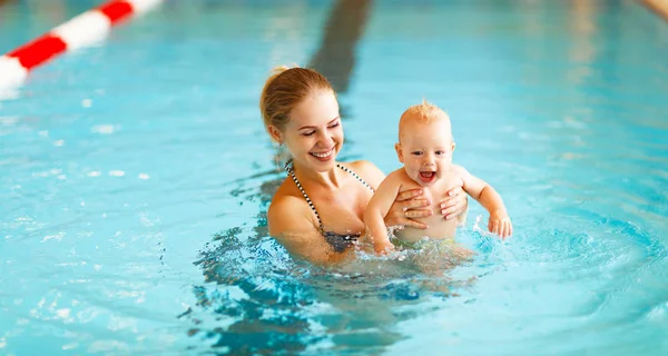 Madre y bebé nadan en la piscina — Foto de Stock