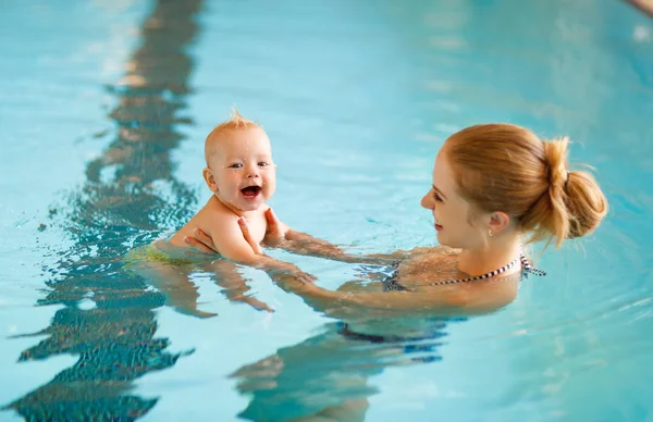 Madre y bebé nadan en la piscina — Foto de Stock