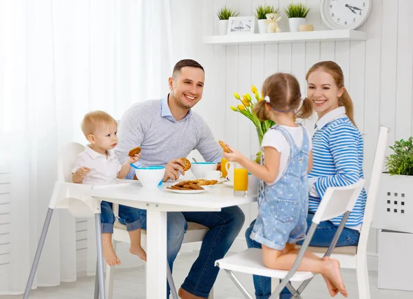 Bonne famille au petit déjeuner — Photo