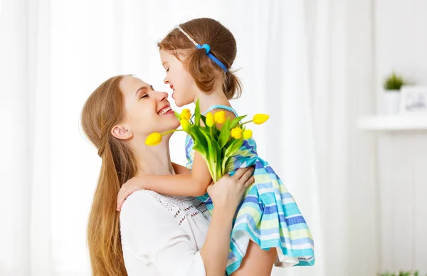 Happy mother's day! Córka dziecko gratuluje mamusie i daje — Zdjęcie stockowe