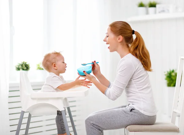 Madre alimenta al bebé con cuchara — Foto de Stock