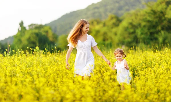 Щаслива родина мати і дочка, що біжить на природі в сумі — стокове фото