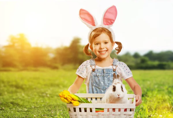 ¡Feliz Pascua! Niña bonita con conejo en la naturaleza — Foto de Stock