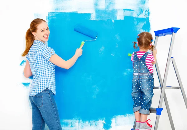 Reparatie in appartement. Gelukkige familie moeder en kind dochter pijn — Stockfoto