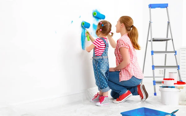 Reparatie in appartement. Gelukkige familie moeder en kind dochter pijn — Stockfoto