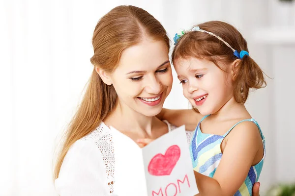 Glücklicher Muttertag! Tochter gratuliert Müttern und schenkt — Stockfoto