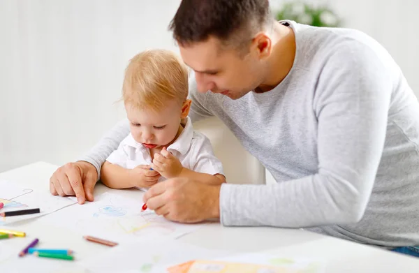 Отец и маленький сын рисуют вместе — стоковое фото