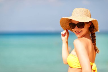 kadın güneş gözlüğü, şapka ve bikini üstünde beac