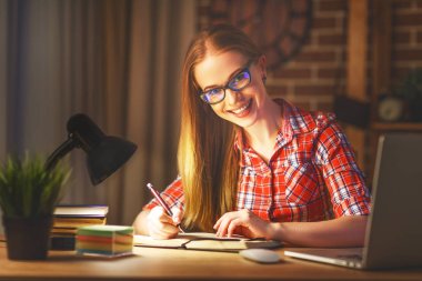 bilgisayarda çalışma gece genç kadın öğrenci 