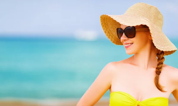 Kadın güneş gözlüğü, şapka ve bikini üstünde beac — Stok fotoğraf