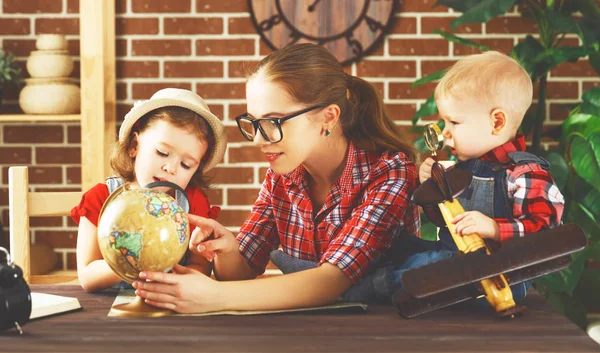 Famiglia felice di madre e bambini si preparano a viaggiare viaggio, pulce — Foto Stock