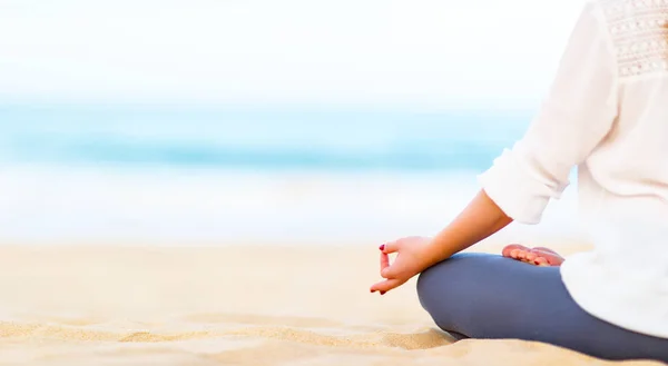 Hand of woman practices yoga and meditates on beach — Stock Photo, Image