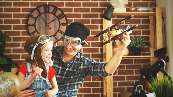 Father and child playing in the pilots dream of travelin — Stock Photo, Image