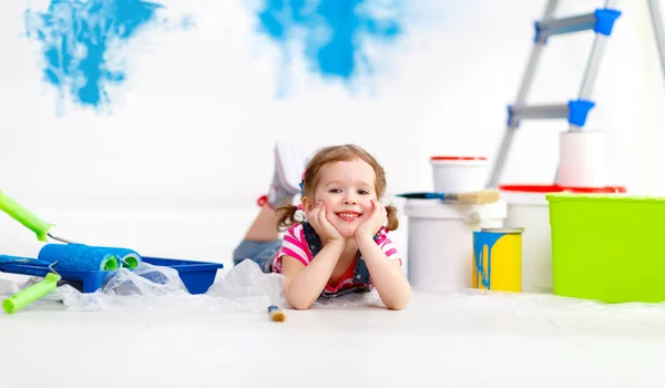 Επισκευή σε διαμέρισμα. Ευτυχισμένο παιδί κορίτσι χρώματα τοίχου — Φωτογραφία Αρχείου