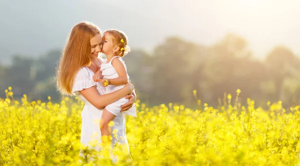 Família feliz mãe e criança filha abraçar na natureza em suma — Fotografia de Stock