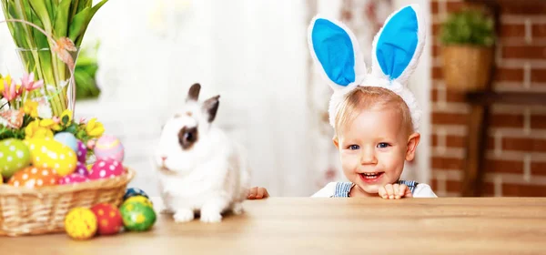 ¡Feliz Pascua! feliz divertido bebé niño jugando con conejito — Foto de Stock