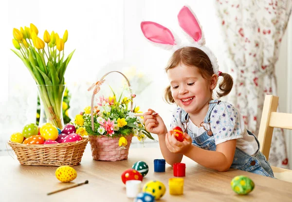 ¡Feliz Pascua! niña feliz pinta huevos para las vacaciones — Foto de Stock