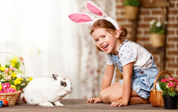 Vrolijk Pasen! Gelukkig grappige kind meisje speelt met paashaas — Stockfoto