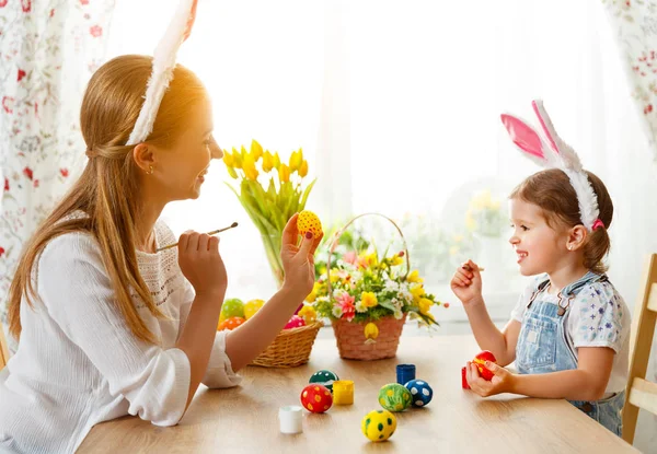 ¡Feliz Pascua! familia madre e hija hija pintar huevos para ho — Foto de Stock