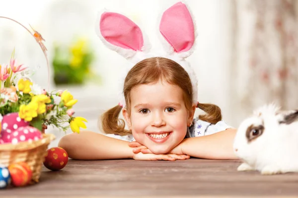 ¡Feliz Pascua! niña divertida feliz jugando con conejito — Foto de Stock