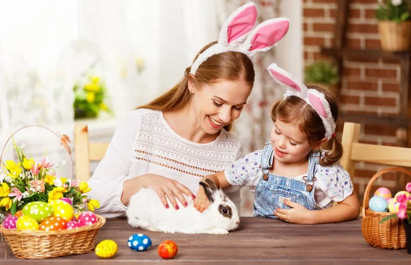 Happy easter! family mother and child daughter playing with a ra — Stock Photo, Image