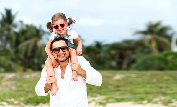 Den otců. Dcera táta a dítě spolu hrají venku o — Stock fotografie
