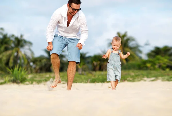 Father's day. Dad and baby son playing together outdoors on a su — Stock Photo, Image