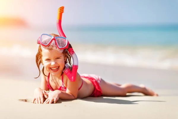 Glückliches Kindermädchen in Maske am Strand — Stockfoto