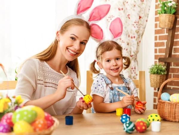 Feliz Páscoa! família mãe e criança filha pintar ovos para ho — Fotografia de Stock